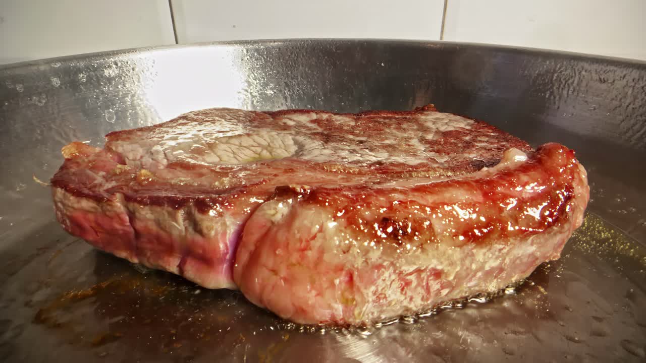 Succulenta bistecca sfrigolante in padella, cotta alla perfezione, un pasto da far venire l'acquolina in bocca