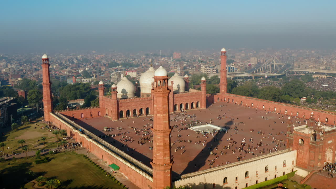 Gente en la entrada y el patio de la Mezquita Badshahi en Lahore, Punjab, Pakistán