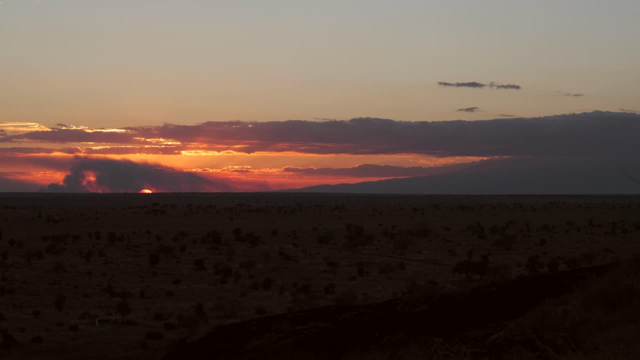 puesta de sol detrás del kilimanjaro vista desde tsavo oeste en kenia