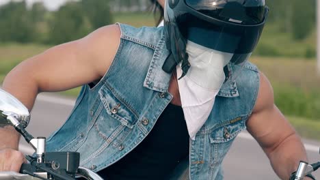 vista cercana hombre se quita el casco negro y la eslinga blanca