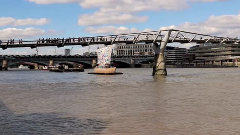 Puente-Del-Milenio-De-Londres-Que-Cruza-El-Río-Támesis