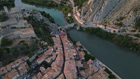 mirando hacia abajo en el puente a sisteron francia sobre el río durance en el sur de francia