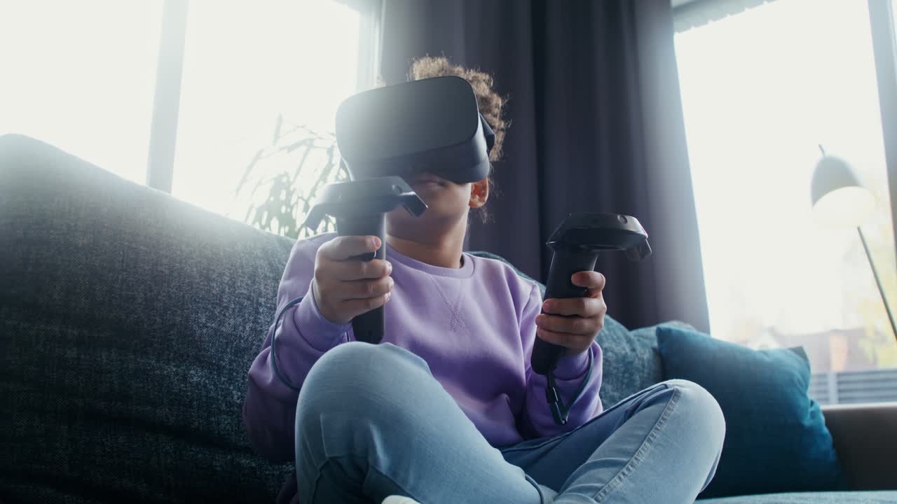 Bambino che gioca con un gioco di realtà virtuale a casa