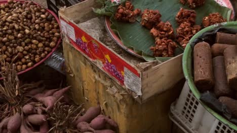 selección de comida en el mercado indonesio