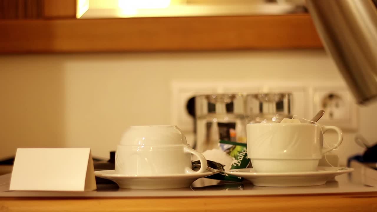 el hombre está llenando té en el hotel.