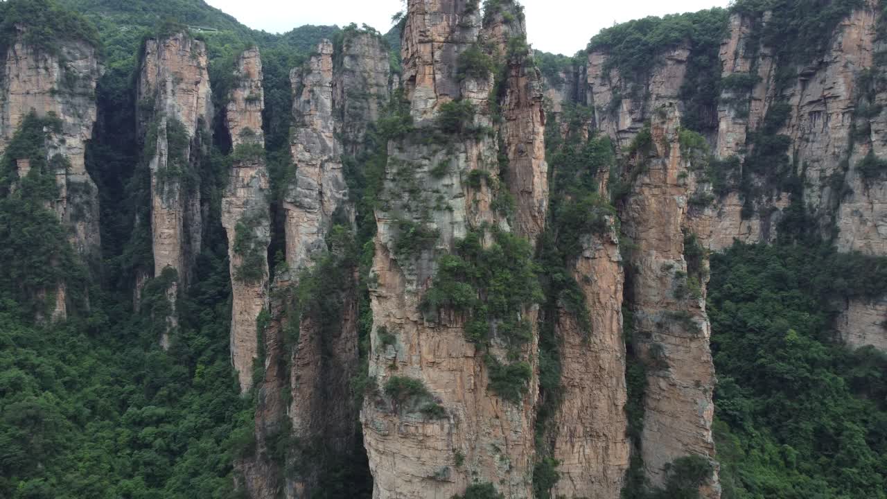 tomada aérea inversa de 4k de la montaña aleluya avatar en el pintoresco bosque de wulingyuan en la provincia de hunan, china