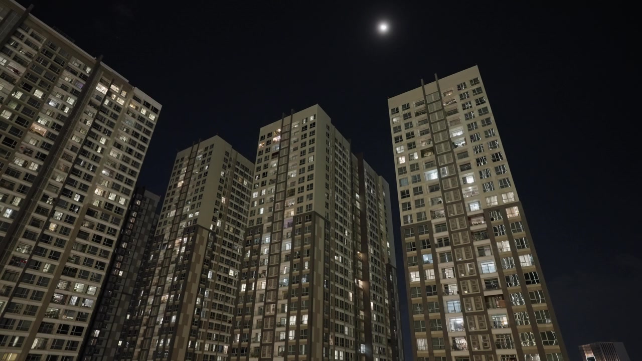 Güneydoğu Asya, Vietnam'da gün batımında Landmark 81'in yüksek katlı kompleks binaları. Alçak açı çekim.