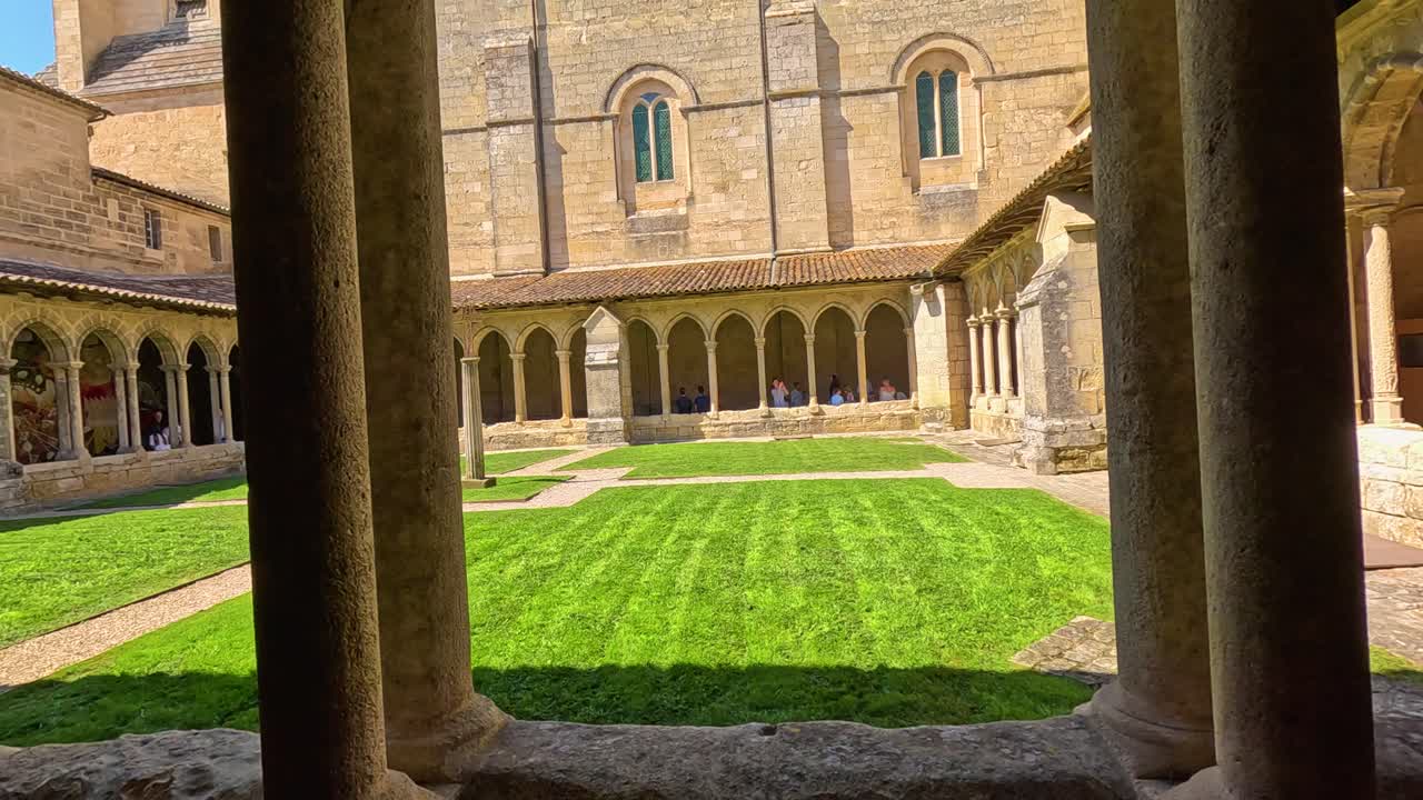 푸른 잔디이 있는 평화로운 성당