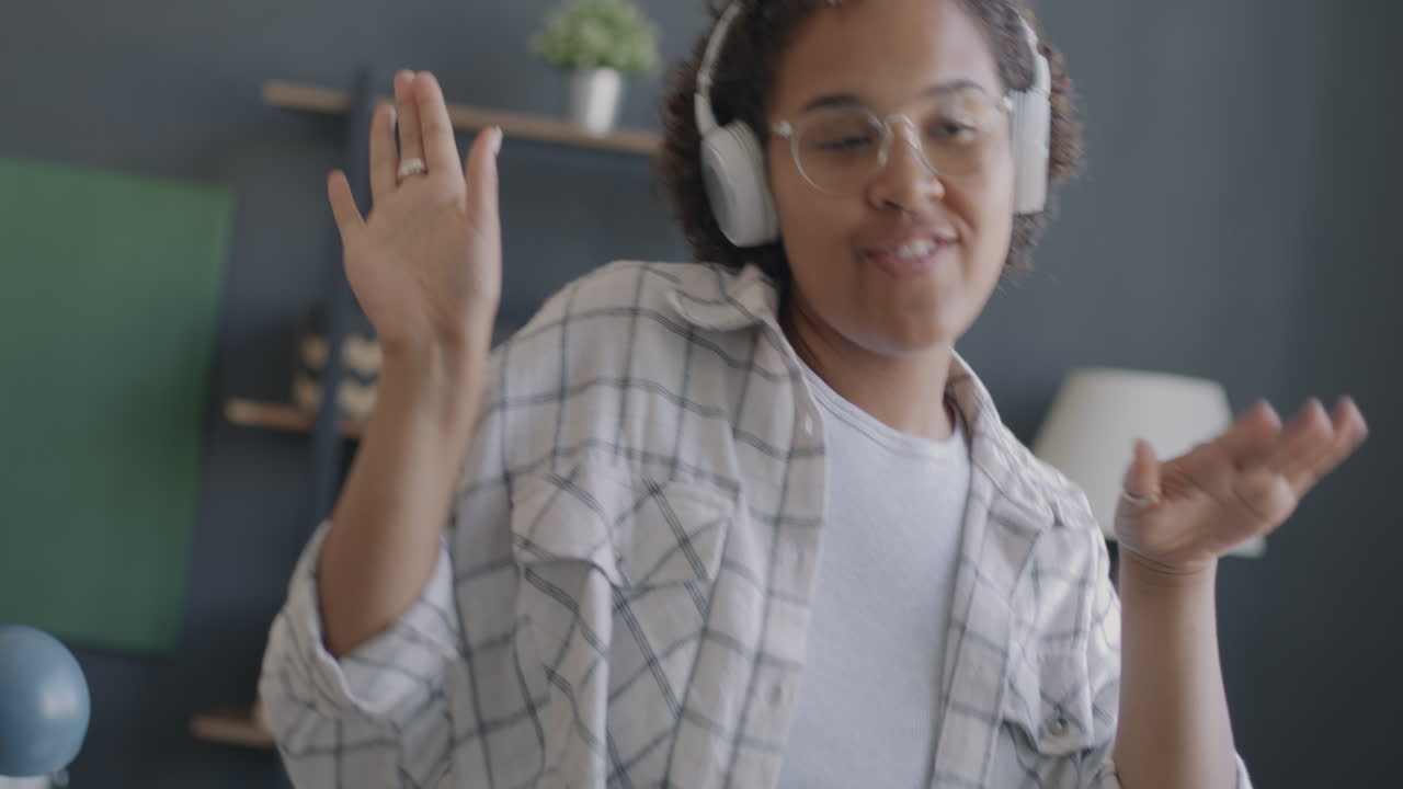 mujer bailando a la música