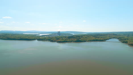 Planta-Nuclear-De-Arkansas-Vista-A-Lo-Lejos-A-Través-Del-Lago-Dardanelle-En-Russellville,-Arkansas