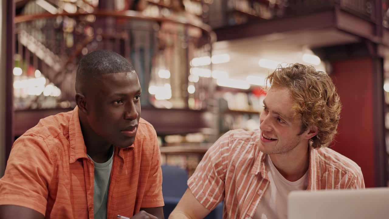 두 학생이 도서관에서 함께 공부하고 있습니다.