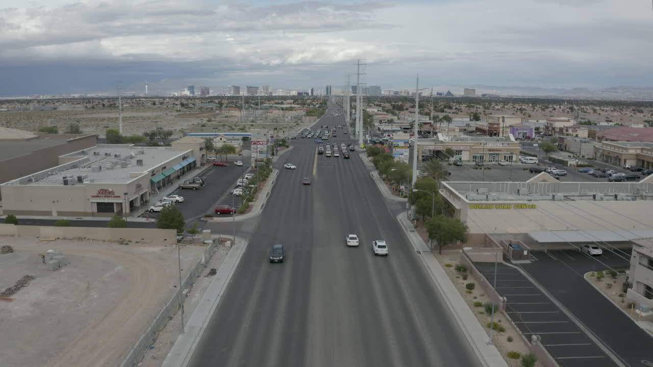 대도시로 향하는 6차선 도로에서 롤스로이스 컬리넌을 따라가다