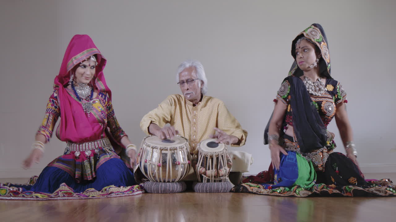Percusionista Indio con Bailarines 00