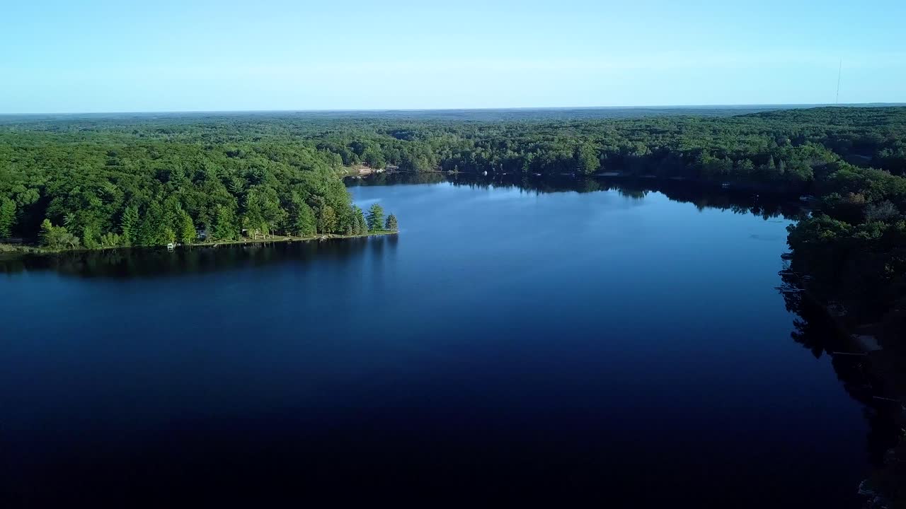 야외 호수 드론 비디오 클립, 화창한 여름날 왼쪽에서 오른쪽으로 상승 및 청소