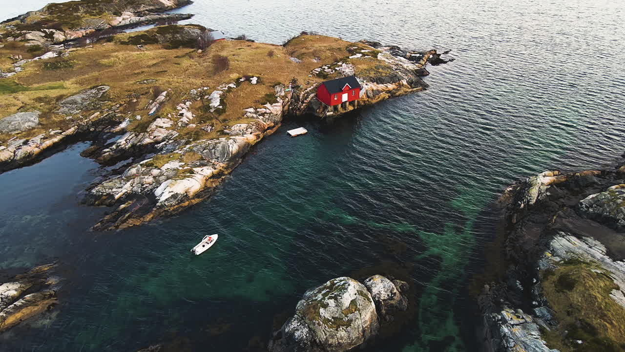 노르웨이 atlanterhavsveien의 대서양 도로 근처에 빨간 보트 하우스가 있는 바위 섬