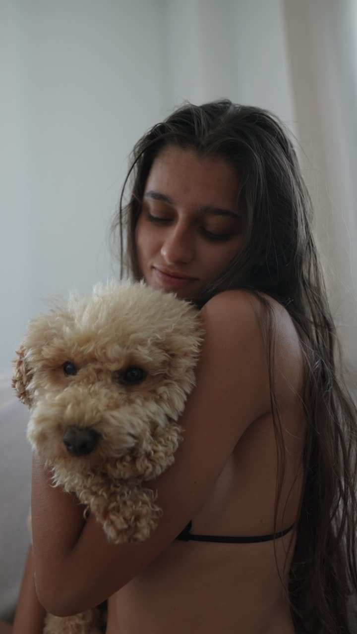 개 를 들고 있는 여자