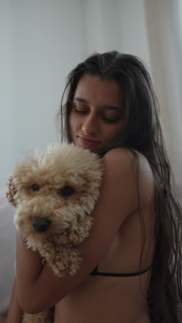 mujer con un perro