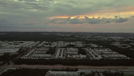 Weitwinkelaufnahme-Einer-Luftaufnahme-Mit-Dolly-über-Apartments-Bei-Sonnenuntergang-In-Der-Nähe-Des-Meeres-In-Der-Mexikanischen-Karibik