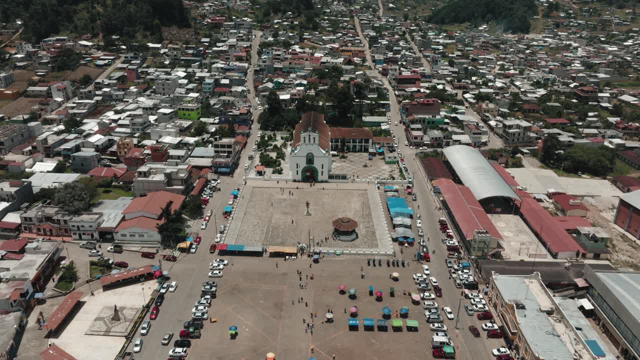 plaza principal y iglesia indígena en chamula, chiapas, méxico