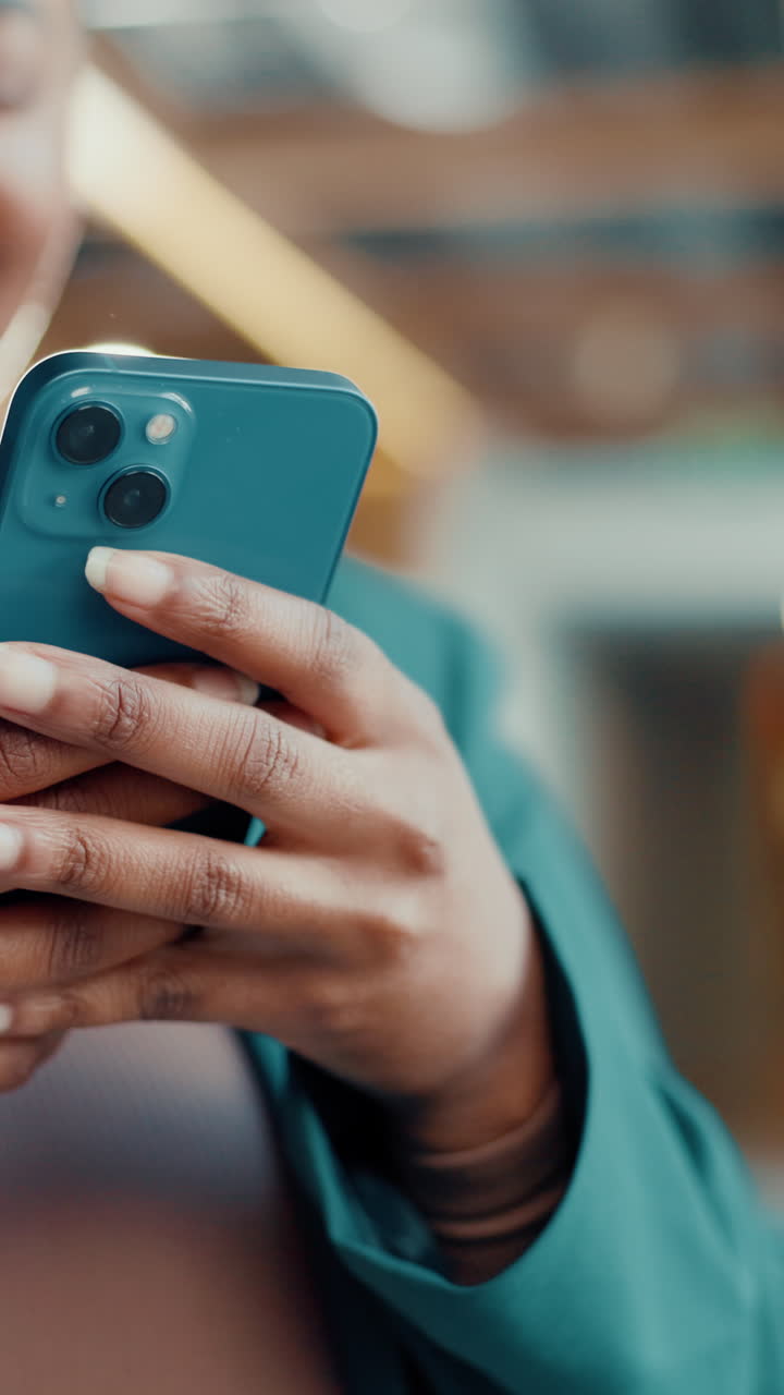 Persona che utilizza uno smartphone