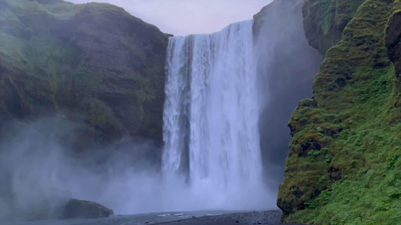 escena bucólica con cascada, islandia. cardán