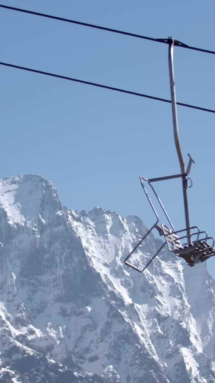 cordillera nevada con ascensor de esquí