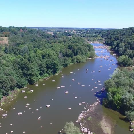 río con rápidos
