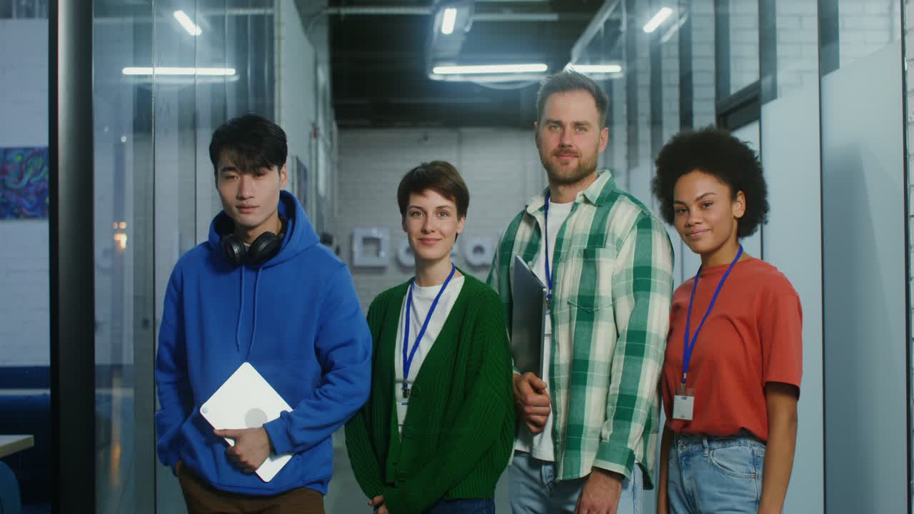 equipo de negocios diverso en el corredor de la oficina moderna