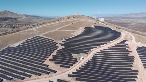 drones en órbita sobre enormes paneles de energía solar fotovoltaica en las colinas