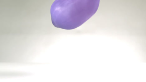 Großer-Lila-Wasserballon-Fällt