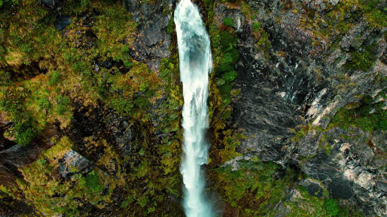 antena de drone de nueva zelanda de la cascada punchbowl del diablo, filmando una panorámica descendente