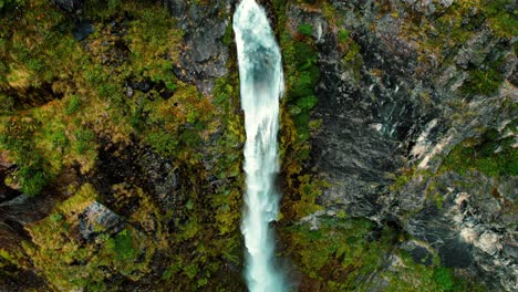 Antena-De-Drone-De-Nueva-Zelanda-De-La-Cascada-Punchbowl-Del-Diablo,-Filmando-Una-Panorámica-Descendente