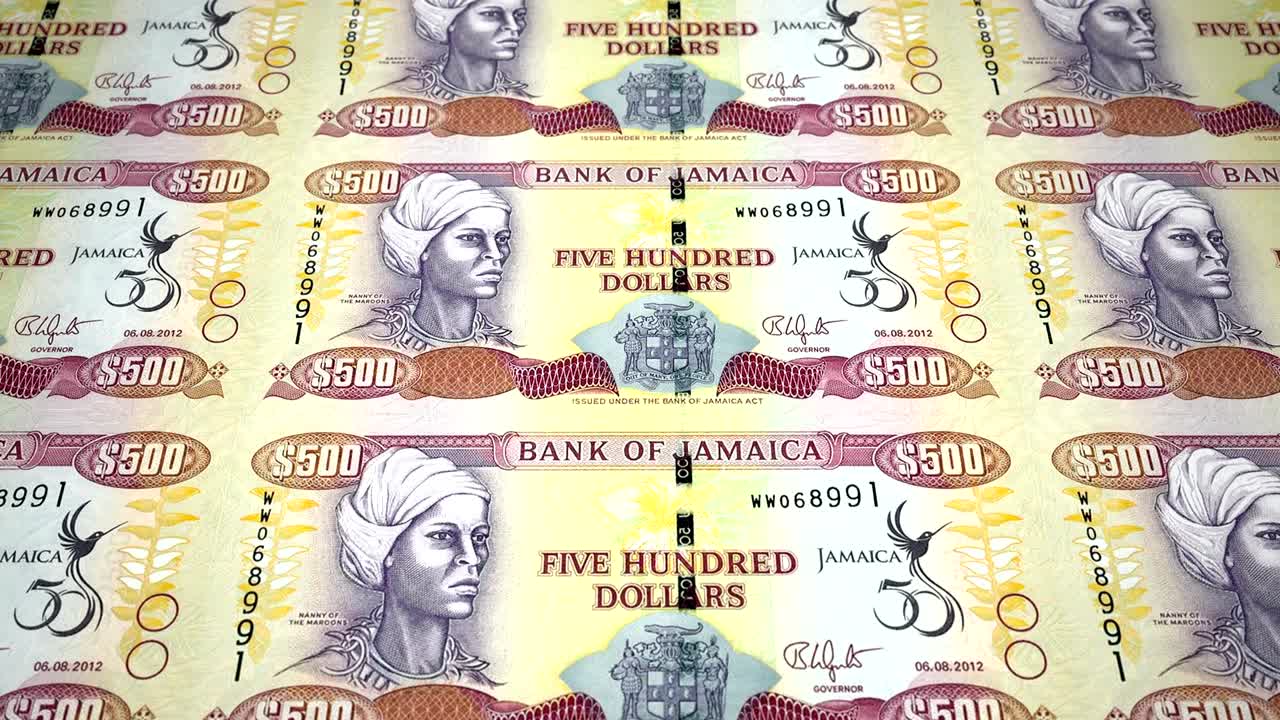5백 자메이카 달러 지폐 (jamaican dollar bank of jamaica) 는 화면에 굴러가는 세계 동전, 현금, 루프.