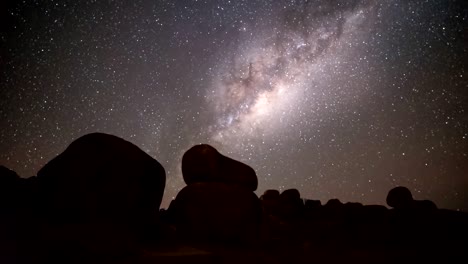 diabels marbles oder karlu karlu ist ein nacht-time-lapse.