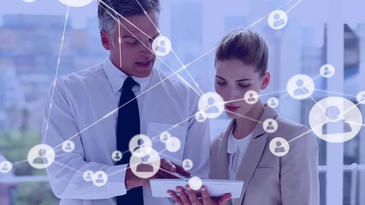 анимация сети цифровых икон над бизнесменом и бизнесменом, использующими планшет в офисе