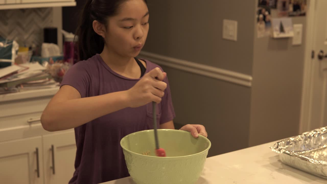 백만장자 쇼트브레드 쿠키를 만들면서 큰 그릇에 내용물을 섞는 젊은 한국 소녀-1