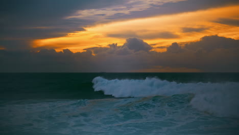 Amanecer-Ondulante-Del-Océano-Oscuro-En-Un-Increíble-Horizonte-Nublado.-Hermosas-Olas-Del-Mar-Rompiendo