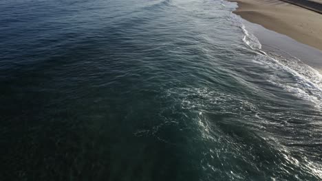 Excelente-Toma-Aérea-Del-Océano-Frente-A-La-Costa-De-Papohaku,-Hawaii