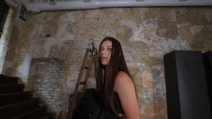 Donna che fa boxe in palestra