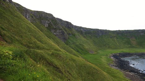 Los-Exuberantes-Acantilados-Verdes-Alrededor-De-La-Calzada-Del-Gigante-En-El-Condado-De-Antrim,-Irlanda-Del-Norte-Durante-El-Día