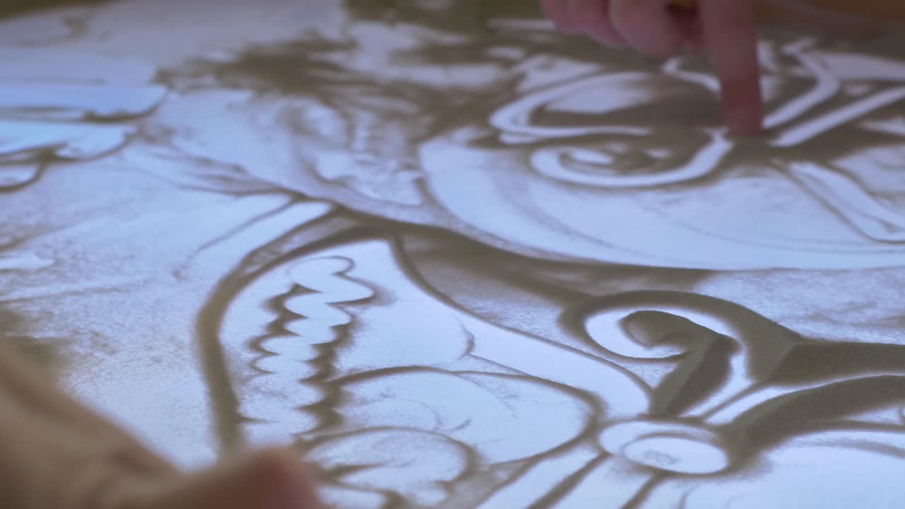 niños creando arte de arena