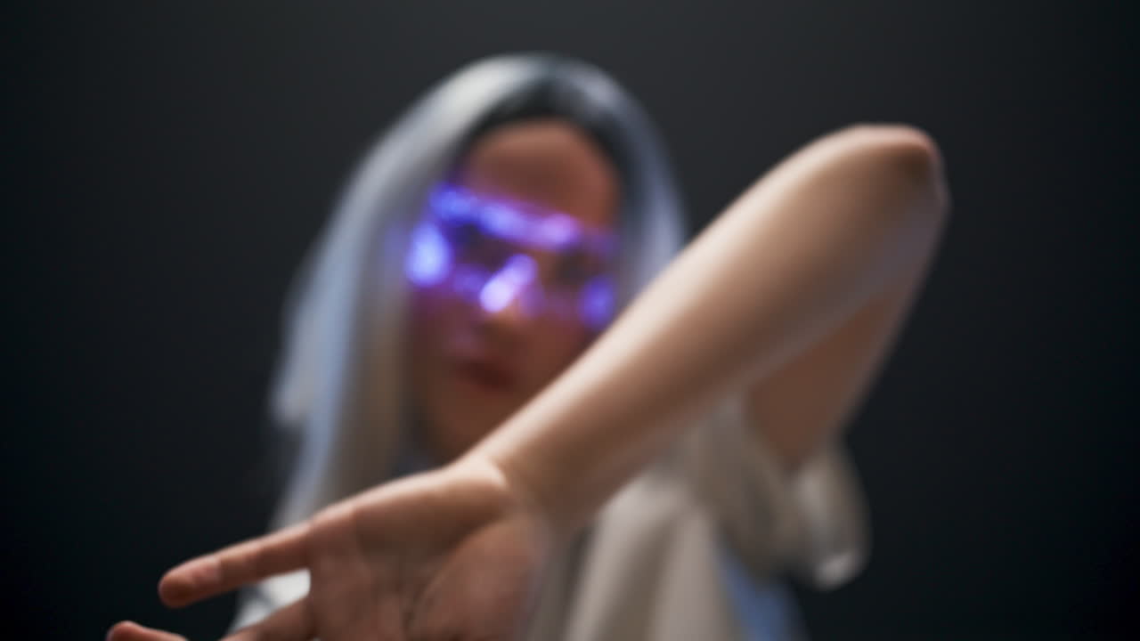 금발 게이머가 스와이핑 메타버스 (nft) 를 즐기고 있는 여성이 보이지 않는 인터페이스를 즐기고 있다.