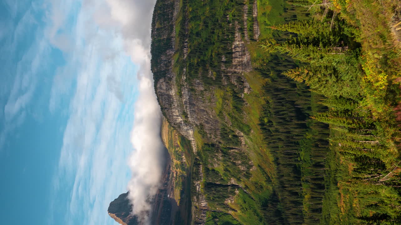 Timelapse verticale 4K, paesaggio montano idilliaco in estate, cime, colline e valle verde.