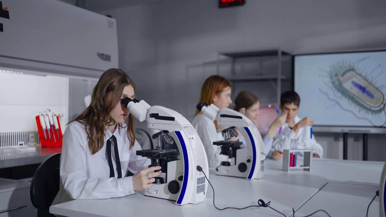 студенты изучают науку в лаборатории.