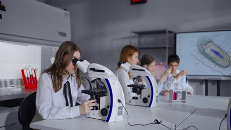 los estudiantes aprenden ciencia en el laboratorio.