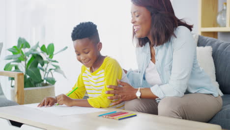 Un-Niño-Adorable-Dibujando-Con-Su-Mamá-En-Casa