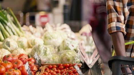 Nahaufnahme-Eines-Schwarzen-Mannes,-Der-An-Einer-Supermarkttheke-Gemüse-Auswählt.-Rezension-Zu-Saftigen-Tomaten-Im-Supermarkt