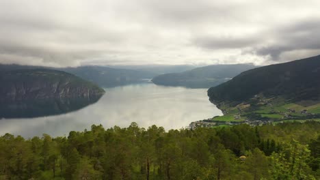 Imágenes-Aéreas-Hermosa-Naturaleza-Noruega.