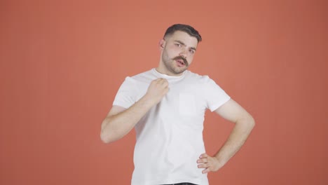 la alta temperatura del aire está asfixiando al hombre.
