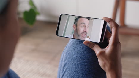 mujer joven teniendo video chat usando smartphone en casa hablando con su novio mostrando su peinado compartiendo estilo de vida disfrutando de una relación a larga distancia